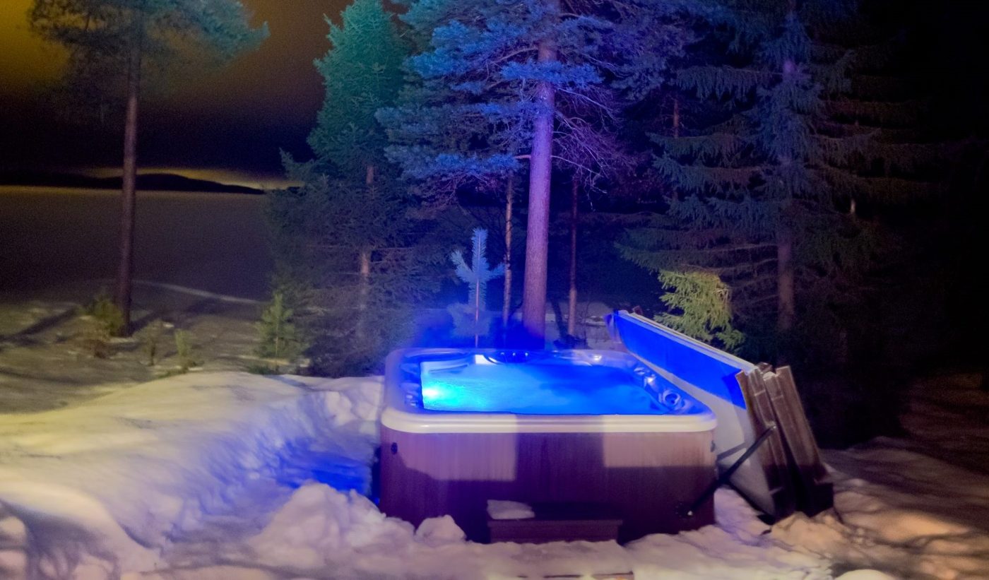 Lakeside sauna and jacuzzi